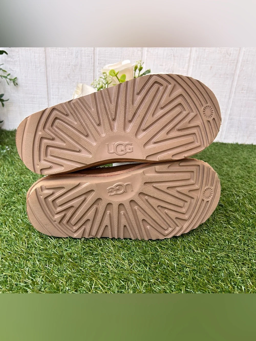 UGG details our